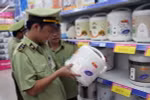 Lực lượng quản lý thị trường kiểm tra hàng hóa trong siêu thị CoopMart ở Bắc Giang. (Ảnh: Vũ Sinh/TTXVN)
