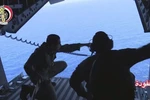 Tìm kiếm hộp đen máy bay mất tích. (Nguồn: EPA)