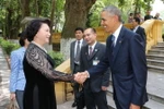 Chủ tịch Quốc hội Nguyễn Thị Kim Ngân đón Tổng thống Barack Obama tới thăm nơi ở và làm việc của Chủ tịch Hồ Chí Minh trong Khu di tích Phủ Chủ tịch. (Ảnh: Trọng Đức/TTXVN) 