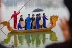 Hát quan họ trên thuyền. (Ảnh: Thanh Tùng/TTXVN)
