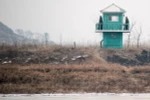 Binh sỹ quân đội Triều Tiên gác bên con sông Yalu tại thị trấn biên giới Sinuiju. (Nguồn: AFP/TTXVN)