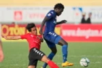 Pha tranh bóng giữa cầu thủ hai đội. (Ảnh: Quang Nhựt/TTXVN)