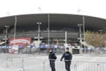 Cảnh sát Pháp tuần tra bên ngoài sân vận động Stade de France. (Nguồn: AFP/TTXVN)