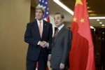 Ngoại trưởng Trung Quốc Vương Nghị và người đồng cấp Mỹ John Kerry bắt tay trước cuộc hội đàm. (Nguồn:Reuters)