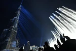 Màn trình diễn ánh sáng và âm thanh đón Năm mới ở tòa tháp Burj Khalifa, Dubai, UAE. (Nguồn: AFP/TTXVN)