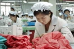 Công nhân Triều Tiên làm việc tại một nhà máy của Hàn Quốc trong Khu công nghiệp chung Kaesong. (Nguồn: AFP/TTXVN)