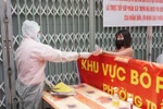Cử tri đi bầu cử tại khu vực phong tỏa Gốc Mít, phường Trần Phú, thành phố Hải Dương. (Ảnh: TTXVN phát)
