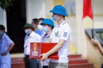 Hòm phiếu chuẩn bị sẵn sàng để đưa vào khu cách ly. 