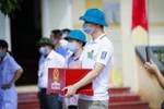Hòm phiếu chuẩn bị sẵn sàng để đưa vào khu cách ly. 