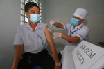 Tiêm vaccine COVID-19. (Ảnh: Duy Khương/TTXVN)