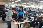 Công nhân Công ty TNHH May Nien Hsing Ninh Bình, khu công nghiệp Khánh Phú, huyện Yên Khánh, Ninh Bình thực hiện nghiêm quy định phòng, chống dịch COVID-19. (Ảnh: Đức Phương/TTXVN)