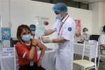 Tiêm vaccine phòng COVID-19 cho công nhân tại khu công nghiệp Bắc Ninh. (Ảnh: Thái Hùng/TTXVN)