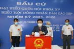 Giám đốc Học viện Chính trị quốc gia Hồ Chí Minh Nguyễn Xuân Thắng bỏ phiếu tại quận Bắc Từ Liêm, Hà Nội. (Ảnh: Nguyễn Điệp/TTXVN)