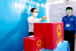 Ủy viên Bộ Chính trị, Phó Chủ tịch Thường trực Quốc hội Trần Thanh Mẫn bỏ phiếu tại điểm bầu cử số 13, phường Tân An, quận Ninh Kiều. (Ảnh: Trần Thị Thu Hiền/TTXVN)