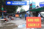 Chợ Xanh Văn Quán (quận Hà Đông) tạm thời bị phong tỏa. (Ảnh: Phan Tuấn Anh/TTXVN)