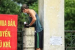 Người dân trèo rào vào tập thể dục tại công viên Thành Công. (Ảnh: Thành Đạt/TTXVN)