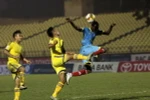 Pha tranh bóng giữa cầu thủ hai đội. (Ảnh: Thanh Tùng/TTXVN)