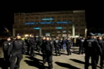 Cảnh sát Đức tăng cường an ninh tại khu vực nhà ga trung tâm ở Cologne trong đêm Giao thừa bước sang năm mới 2017. (Nguồn: AFP/TTXVN)