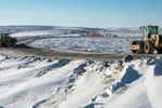 Quá trình thi công đường cao tốc Inuvik Tuktoyaktuk. (Nguồn: Canada Department of Transportation)