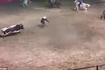 [Video] Con bò tót nổi điên tấn công, húc tung đấu sỹ và ngựa 
