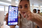 Brooke Amelia Peterson khoe iPhone X tại trụ sở Apple. (Nguồn: YouTube)