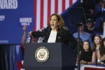 Phó Tổng thống Mỹ Kamala Harris phát biểu tại chiến dịch vận động tranh cử ở Charlotte, Bắc Carolina. (Ảnh: Kyodo/TTXVN)