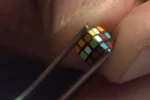 Chiếc rubik nhỏ nhất thế giới. (Nguồn: Dailymail)
