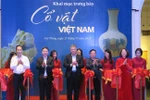 Các đại biểu cắt băng khai mạc trưng bày. (Ảnh: Minh Thu/TTXVN)