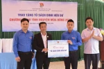 Đoàn Thanh niên TTXVN trao tượng trưng "Tủ sách Đinh Hữu Dư" cho Trường Tiểu học Ngối Cáy (Mường Ảng, tỉnh Điện Biên). (Ảnh: Xuân Tư/TTXVN)
