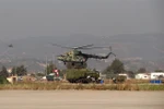 Trực thăng quân sự tại căn cứ không quân Hmeimim của Nga ở Latakia, Syria. (Ảnh: AFP/TTXVN)