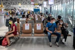 Người dân đeo khẩu trang phòng lây nhiễm COVID-19 tại sân bay Suvarnabhumi ở Bangkok, Thái Lan. (Ảnh: AFP/TTXVN)