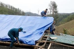 Lực lượng chức năng dựng lại nhà cho nhân dân sau cơn dông kèm mưa đá tại xã Phúc Khánh. (Ảnh: Quốc Khánh/TTXVN)