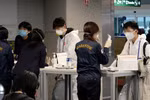 Du khách Hàn Quốc được kiểm tra thân nhiệt nhằm ngăn dịch COVID-19 tại khu vực kiểm dịch ở sân bay quốc tế Incheon, phía tây Seoul. (Ảnh: YONHAP/TTXVN)