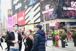 Người dân đeo khẩu trang đề phòng lây nhiễm COVID-19 tại New York, Mỹ. (Ảnh: AFP/TTXVN)