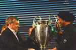 Ronaldinho thân thiện với người hâm mộ Việt Nam. (Ảnh: Nguyễn Đăng)
