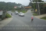 [Video] Tránh người phụ nữ sang đường bất cẩn, xe ôtô đâm vào nhà dân