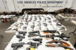 Trưng bày hơn 1.600 khẩu súng các loại được giao nộp tự nguyện trong năm giờ tại trụ sở cảnh sát ở Los Angeles trong chương trình đổi súng đạn lấy phiếu mua hàng. (Nguồn: AFP/TTXVN)