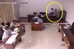 Người đàn ông cố gắng đi đại tiện ngay trong góc phòng xử án. (Nguồn: shanghaiist.com)