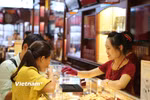 Khách hàng giao dịch vàng. (Ảnh: Vietnam+)