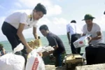Chuyển quà Tết từ đất liền ra đảo. (Ảnh: Trọng Đạt/TTXVN)