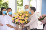 Một bệnh nhân được công bố khỏi bệnh tặng hoa cho các y bác sỹ. (Ảnh minh họa: Vietnam+)