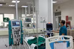 Bác sĩ theo dõi sức khoẻ cho bệnh nhân. (Ảnh: BVCC)