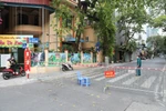 Hà Nội phong toả tạm thời phố Bùi Thị Xuân (quận Hai Bà Trưng) phục vụ công tác phòng, chống dịch COVID-19. (Ảnh: Minh Quyết/TTXVN)