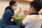 Trẻ tự kỷ được hướng dẫn bởi các cô giáo chuyên sâu giáo dục đặc biệt. (Ảnh: PV/Vietnam+)