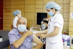 Tiêm vaccine phòng COVID-19 cho người dân. (Ảnh: TTXVN/Vietnam+)
