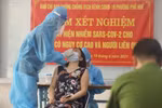 Nhân viên y tế lấy mẫu xét nghiệm COVID-19 cho cư dân phường Phố Huế (quận Hai Bà Trưng) ngày 1/9/2021. (Ảnh: Minh Quyết/TTXVN)