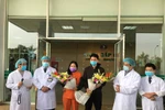 Hai bệnh nhân trong ngày xuất viện. (Ảnh: PV/Vietnam+)