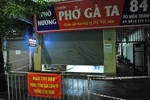Lực lượng chức năng lập chốt chặn, phong tỏa quán phở gà ở địa chỉ 84 phố Tô Hiến Thành. (Ảnh: Minh Đức/TTXVN)