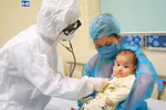 Bác sỹ khám cho bé N.G.L. (Nguồn: Bộ Y tế)