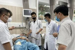 Các bác sỹ theo dõi sức khỏe cho một nạn nhân. (Ảnh: PV/Vietnam+)